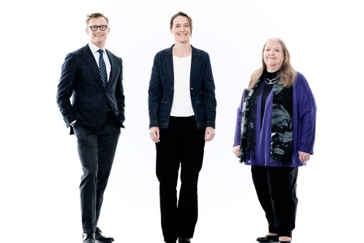 Fra venstre: Professor David Budtz Pedersen fra Aalborg Universitet, professor Sine Nørholm Just, Institut for Kommunikation og Humanistisk Videnskab på Roskilde Universitet og chefredaktør Lisbeth Knudsen fra Tænketanken Mandag Morgen.