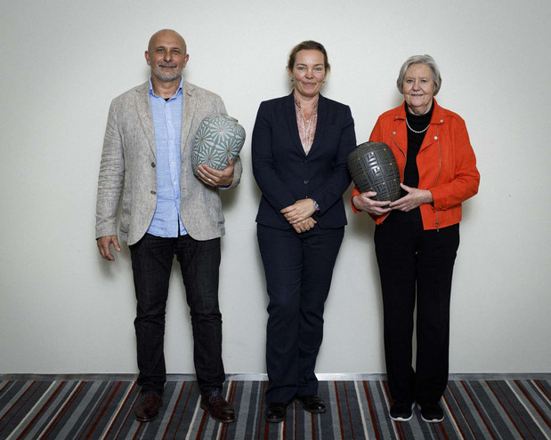 Hædersgavemodtagere Else Marie Damsgaard og Paolo Caserotti med bestyrelsesforperson for VELUX FONDEN, Lykke Ogstrup Lunde. Foto: Thomas Frandsen/VELUX FONDEN.